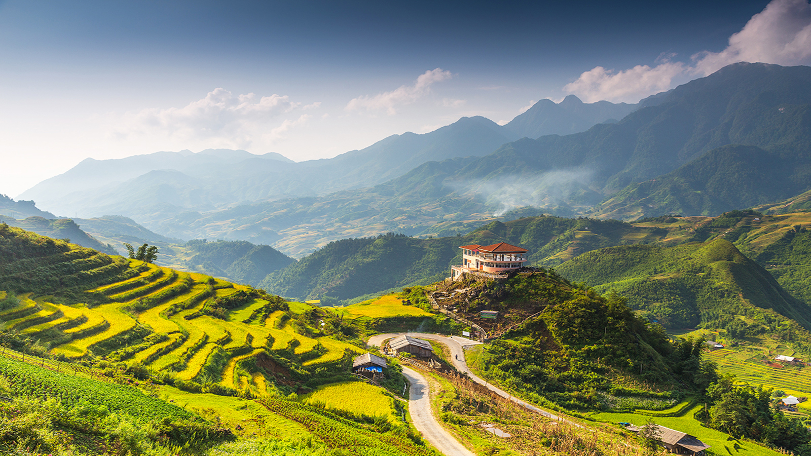 Cloudy mountain viewpoints creating iconic photography moments in Sapa