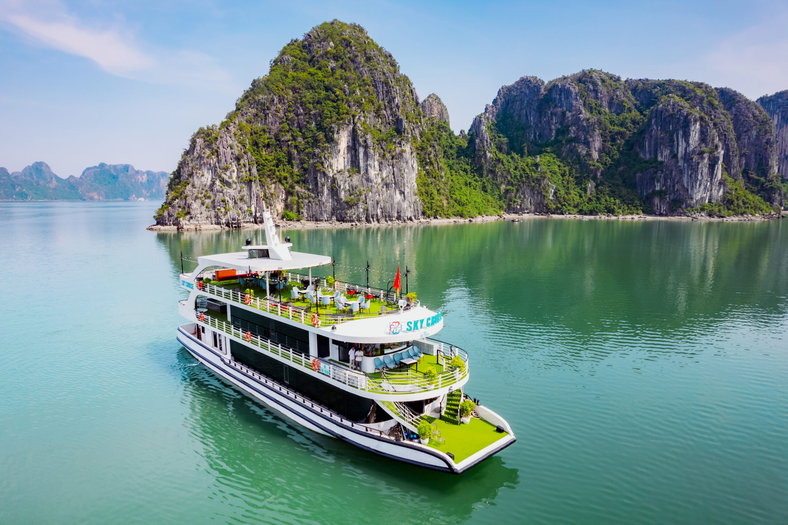 Halong Bay: Sky Cruise 99 – Halong Bay Luxury Day Cruise Experience