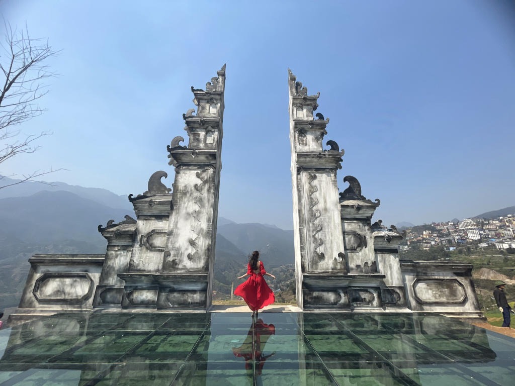 Designed photo spots and viewing platforms overlooking Sapa’s landscapes
