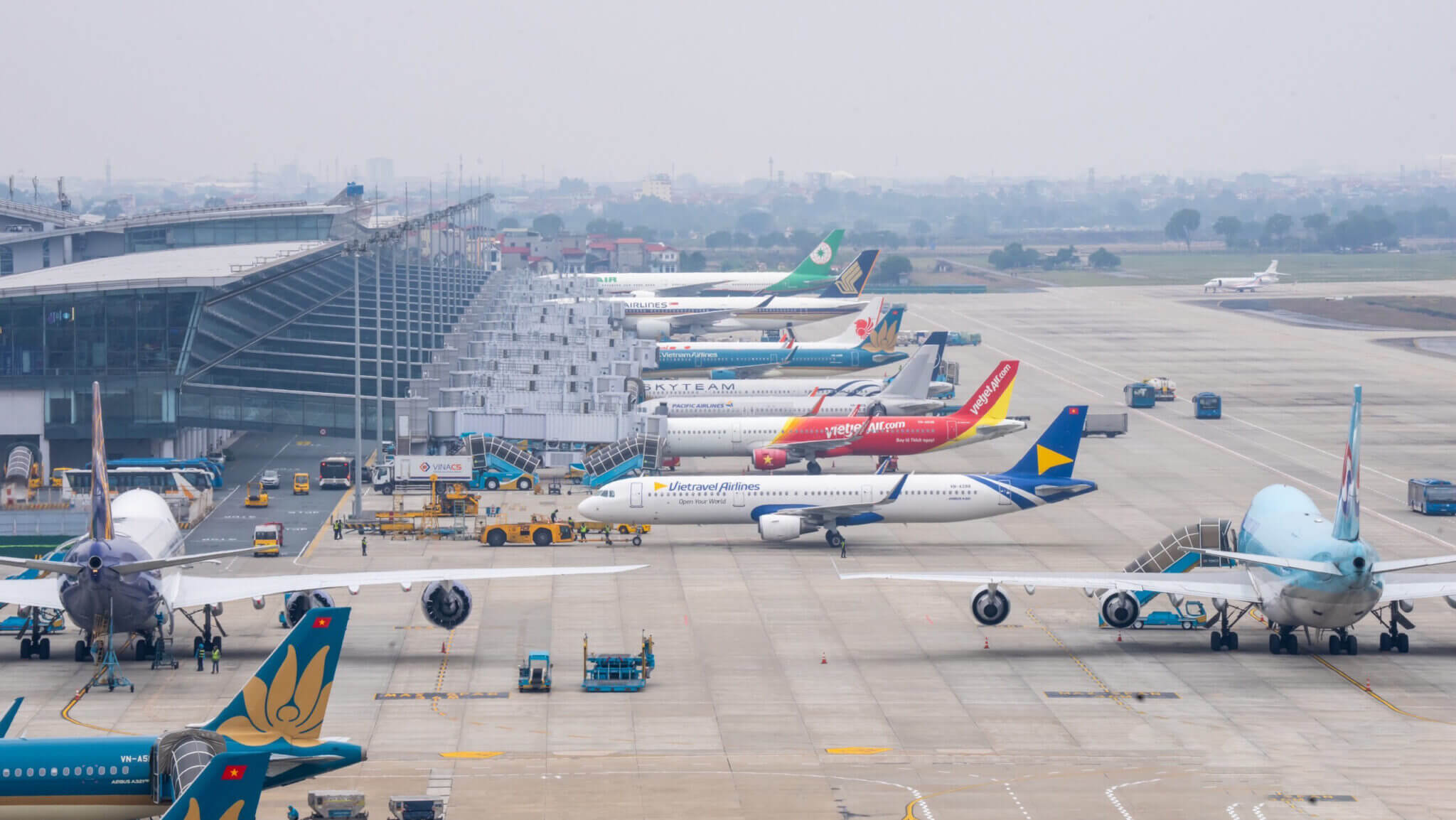 Domestic airlines for traveling from Hanoi to Ho Chi Minh City