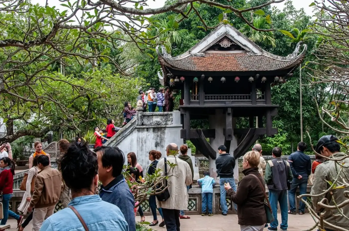 Foreign travelers dressing respectfully while visiting a Vietnamese temple, reflecting Vietnam etiquette for foreigners