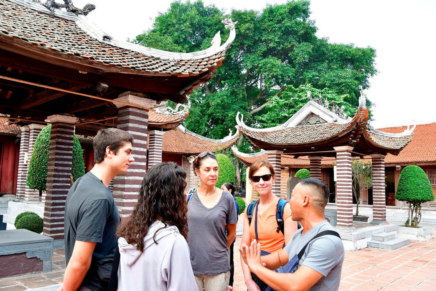 How To Dress In Vietnam Temples