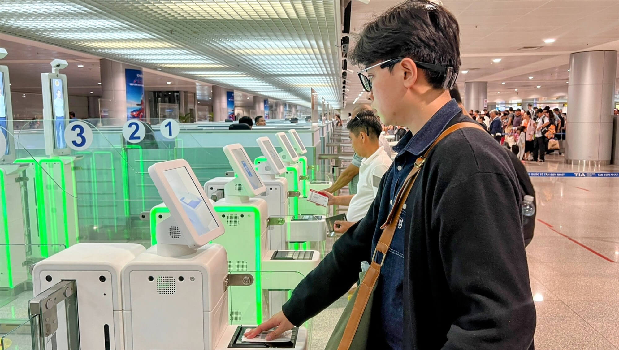Immigration process at Vietnam international airport for foreign visitors