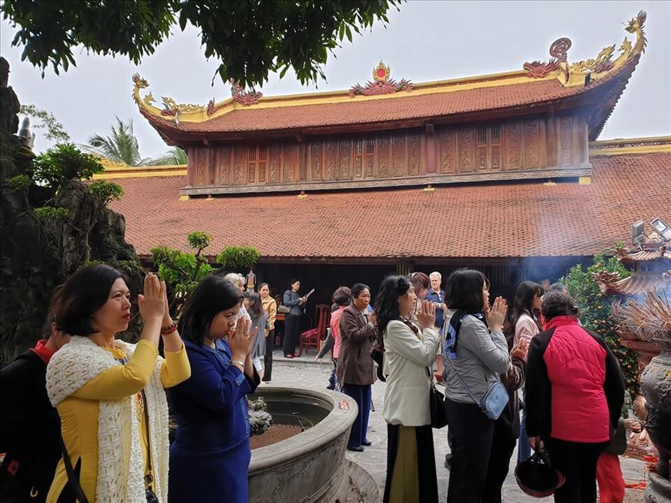 Proper conduct inside sacred places following Vietnam etiquette for foreigners