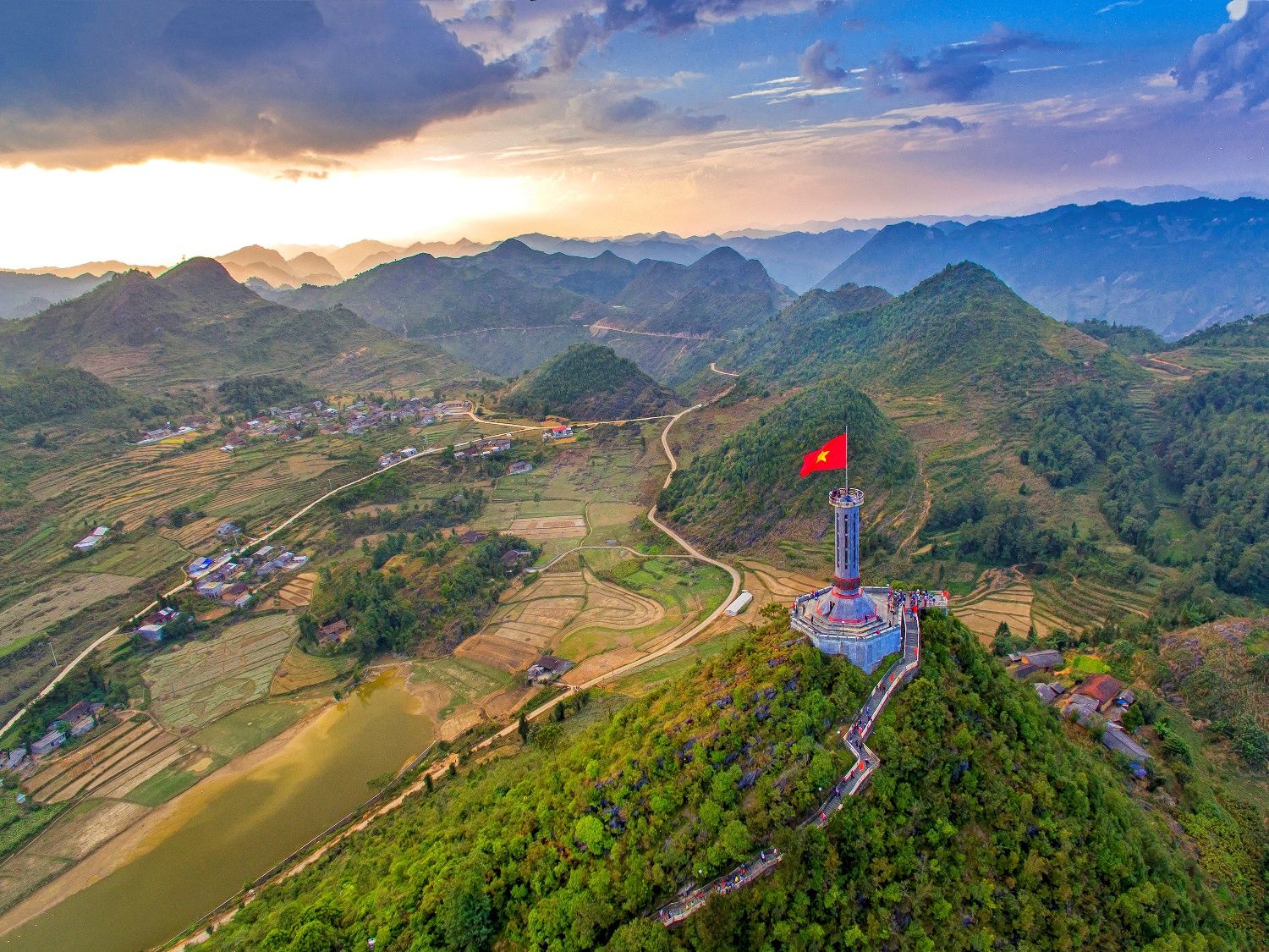Scenic drive from Ha Giang back to Hanoi