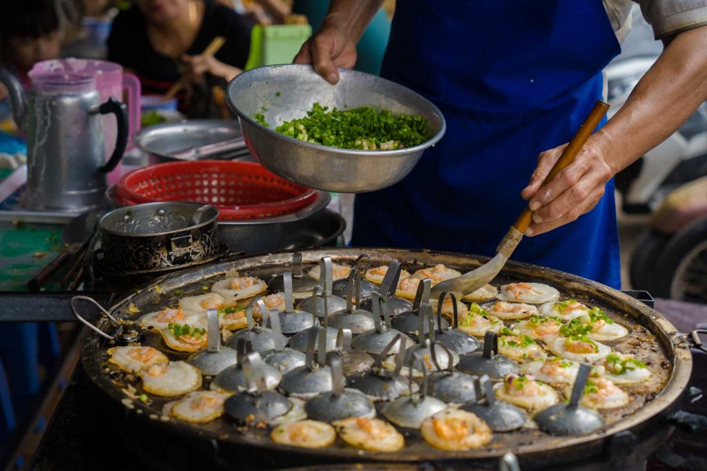 Street food hygiene practices Vietnam travelers should observe