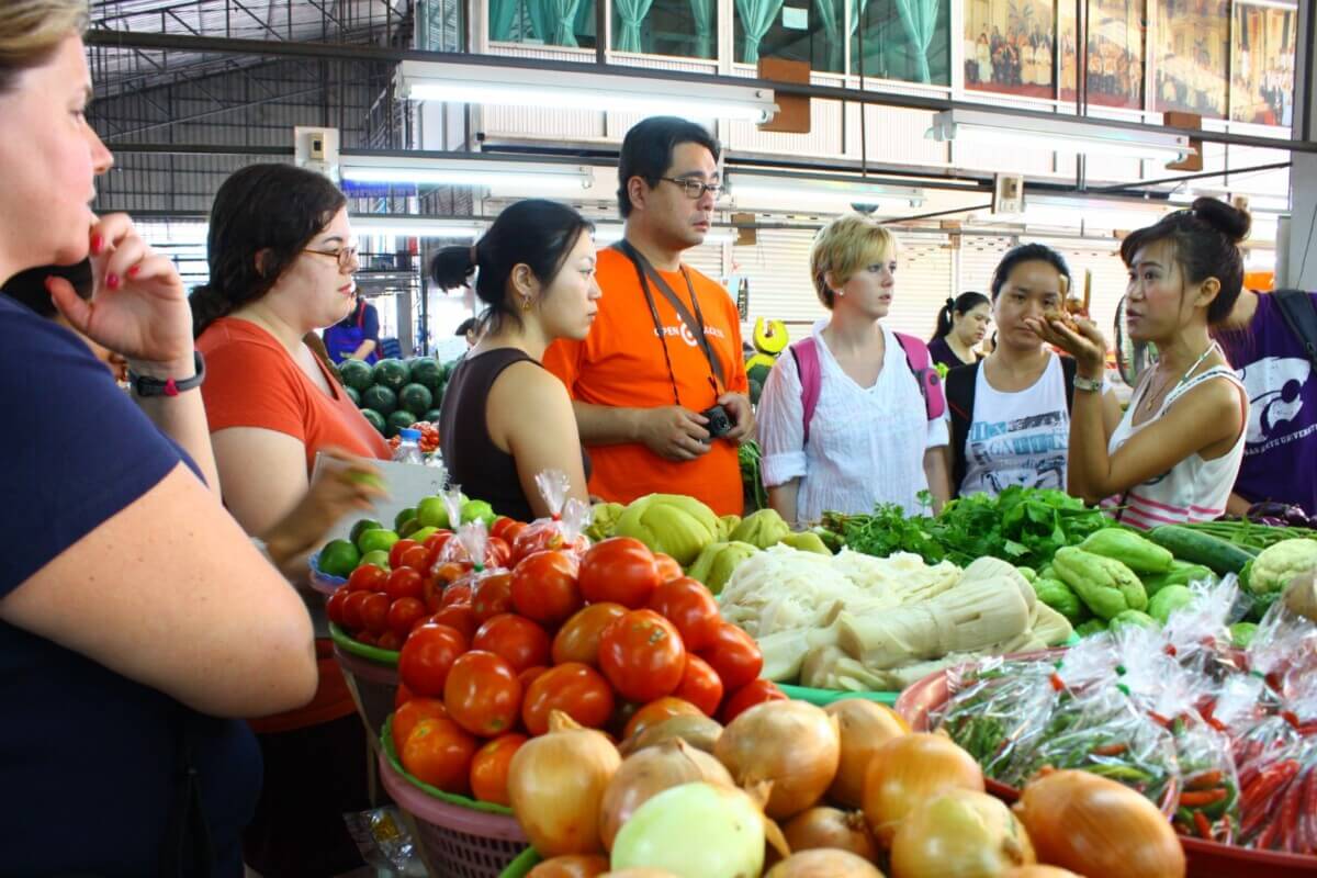 Tipping and bargaining practices that foreigners should understand in Vietnam etiquette for foreigners