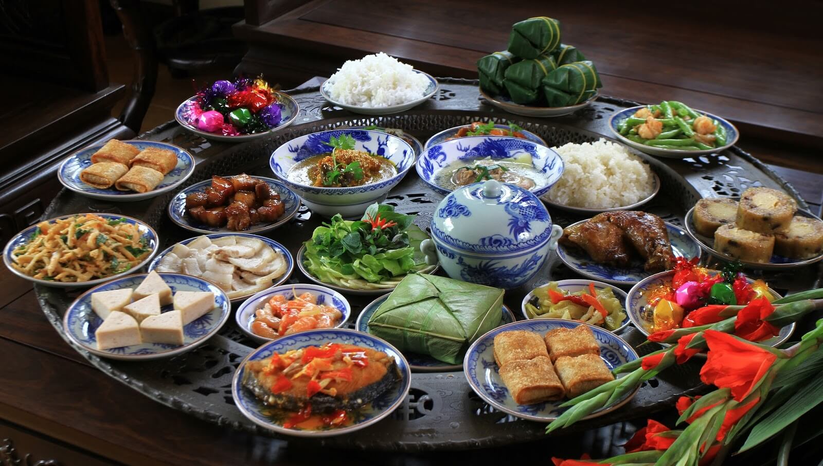 Traditional Vietnamese dining setting demonstrating Vietnam etiquette for foreigners at the table