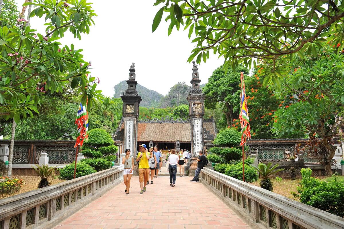 Using scarves and light layers to dress respectfully in Vietnamese temples