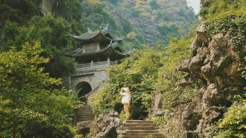 How To Dress In Vietnam Temples: Simple Guide