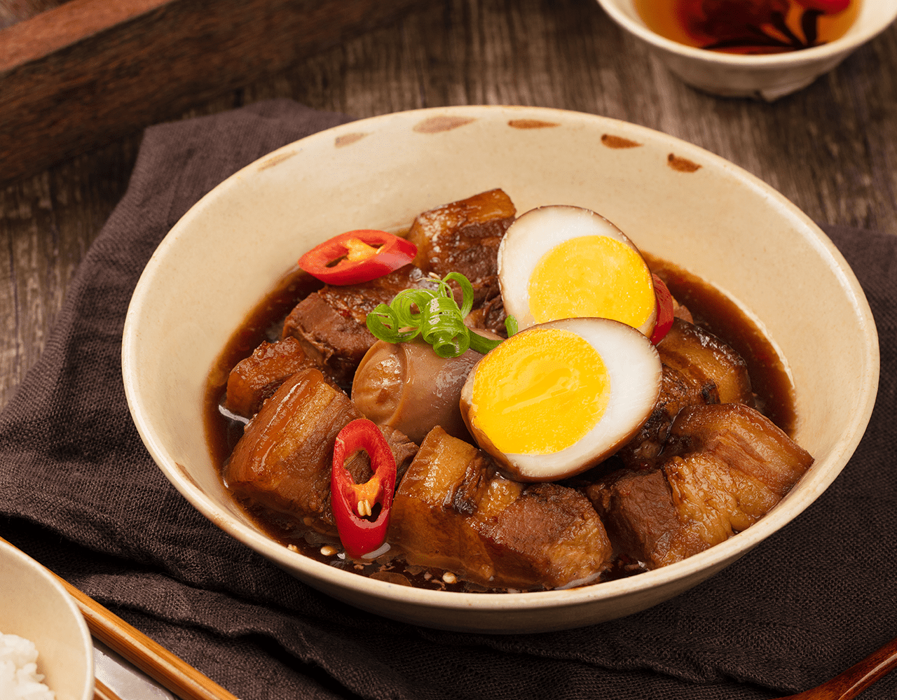 Home-style braised pork in clay pot