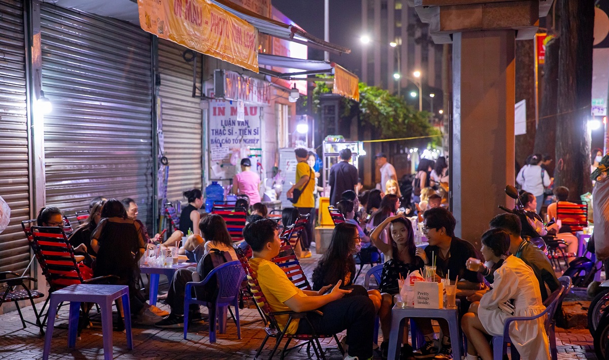 Vietnamese street food culture in daily life