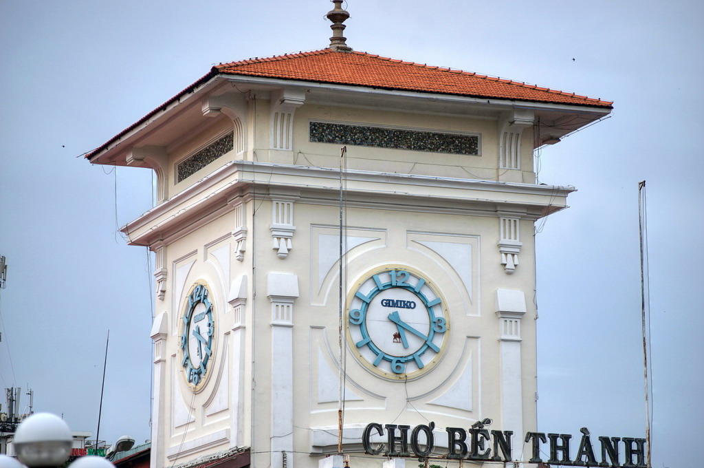 Chợ Bến Thành với tháp đồng hồ nổi tiếng