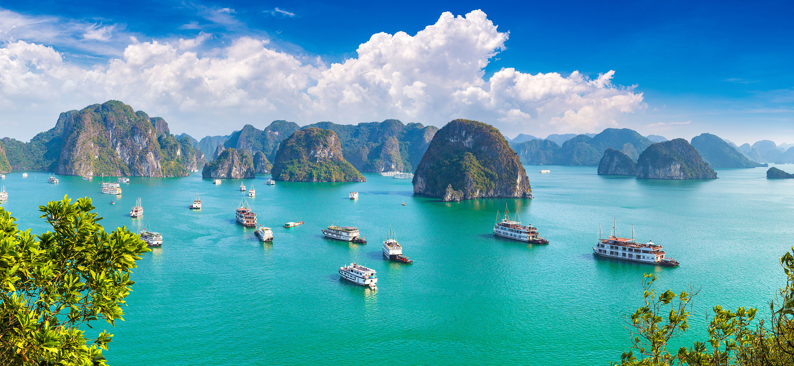 Clear sky over Ha Long Bay during the best travel season