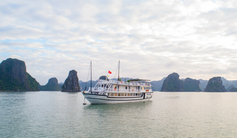 Ruby Cruise Halong Bay 4 Star – 2 Days 1 Night & 3 Days 2 Nights