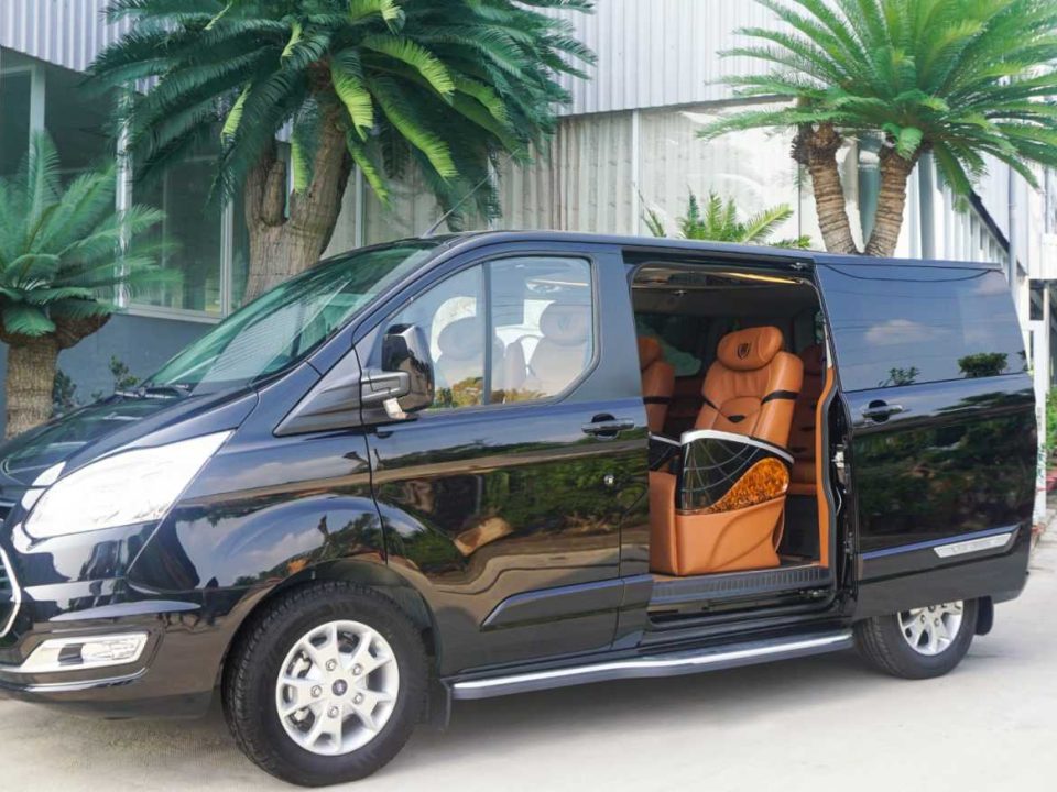 Highway route connecting Hanoi with the coastal bay region