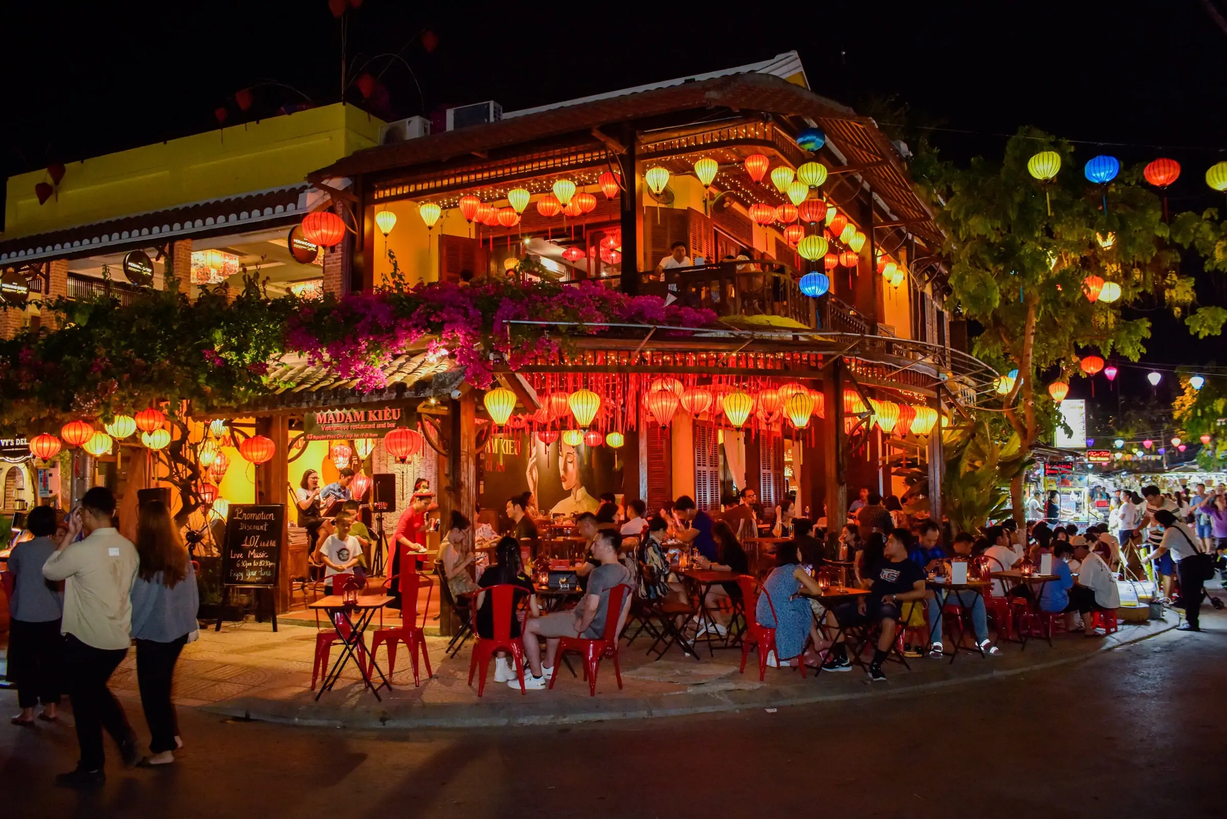 Local market, street food stalls, and riverside scenery reflecting the culture of Hoi An